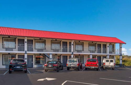 Calhoun Hotel | Budget-Friendly Econo Lodge Calhoun North with Pool Access