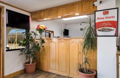 Calhoun Hotel | Budget-Friendly Econo Lodge Calhoun North with Pool Access