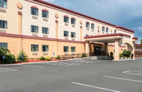 Carlisle Cabin | Budget-Friendly Econo Lodge with Wheelchair Access