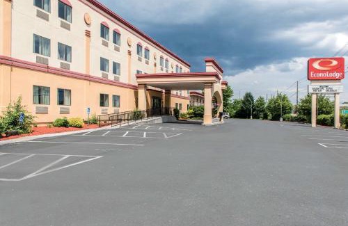 Carlisle Cabin | Budget-Friendly Econo Lodge with Wheelchair Access