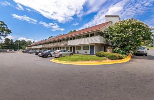 Toddville Road Cabin | Budget-Friendly Econo Lodge Near Charlotte Airport