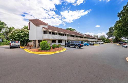 Toddville Road Cabin | Budget-Friendly Econo Lodge Near Charlotte Airport