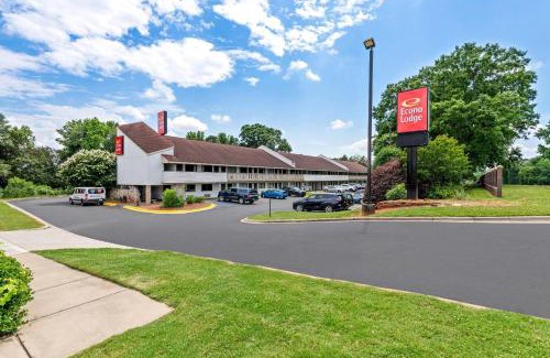 Toddville Road Cabin | Budget-Friendly Econo Lodge Near Charlotte Airport