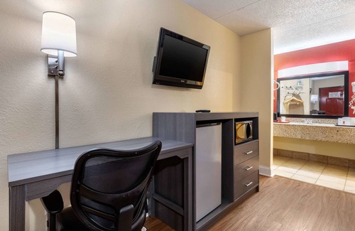 Tyner Hotel | Budget-Friendly Econo Lodge with Breakfast and Family Amenities