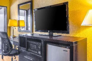Chinchilla Cabin | Budget-Friendly Econo Lodge Summit with Pet & Child Amenities