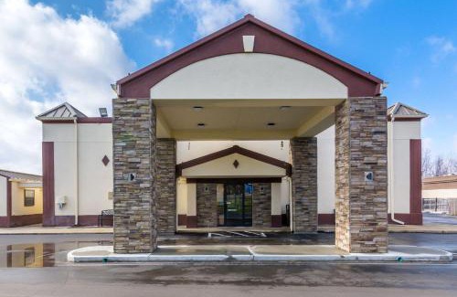 Cloverdale Cabin | Budget-Friendly Econo Lodge: Pet Friendly & Accessible Stay