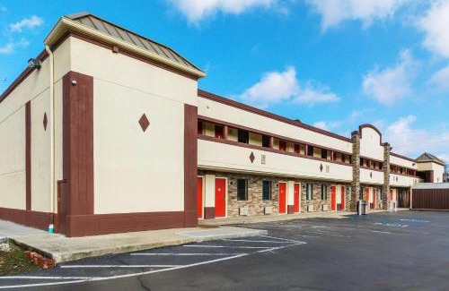 Cloverdale Cabin | Budget-Friendly Econo Lodge: Pet Friendly & Accessible Stay