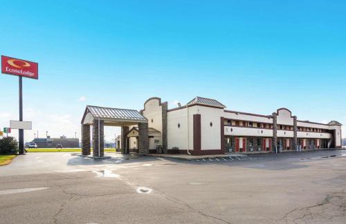 Cloverdale Cabin | Budget-Friendly Econo Lodge: Pet Friendly & Accessible Stay
