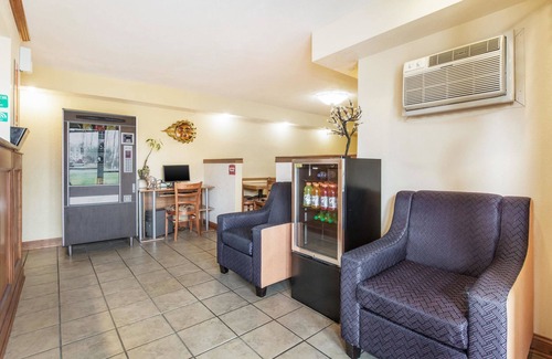 Cloverdale Hotel | Budget-Friendly Econo Lodge with Family Amenities and Dining