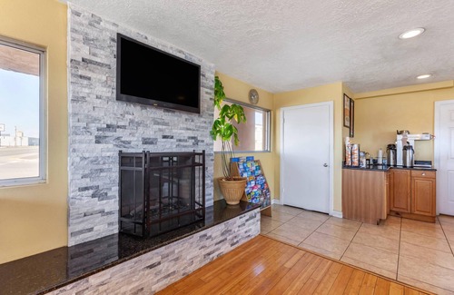 Clovis Hotel | Budget-Friendly Econo Lodge Clovis with Pool & Breakfast