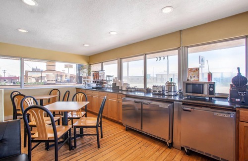 Clovis Hotel | Budget-Friendly Econo Lodge Clovis with Pool & Breakfast
