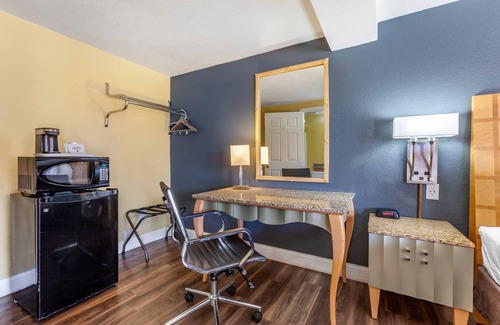Clovis Hotel | Budget-Friendly Econo Lodge Clovis with Pool & Breakfast