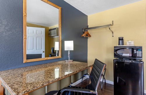 Clovis Hotel | Budget-Friendly Econo Lodge Clovis with Pool & Breakfast
