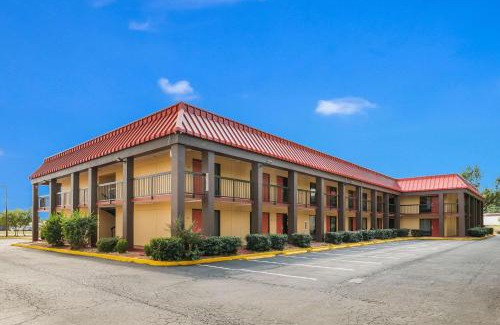 Columbus Hotel | Budget-Friendly Econo Lodge with Pet and Child Amenities