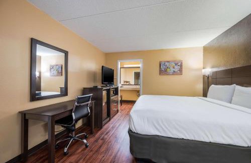 Columbus Hotel | Budget-Friendly Econo Lodge with Pet and Child Amenities