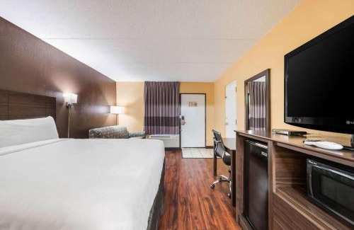 Columbus Hotel | Budget-Friendly Econo Lodge with Pet and Child Amenities