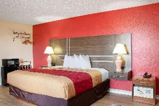 Cortez Cabin | Budget-Friendly Econo Lodge Cortez with Pool & Pet Amenities