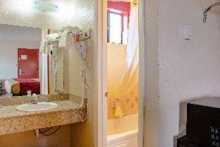 Cortez Cabin | Budget-Friendly Econo Lodge Cortez with Pool & Pet Amenities