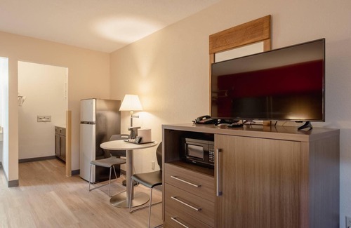Cortez Hotel | Budget-Friendly Econo Lodge with Pool and Family Amenities