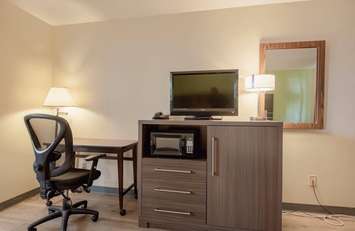 Cortez Hotel | Budget-Friendly Econo Lodge with Pool and Family Amenities