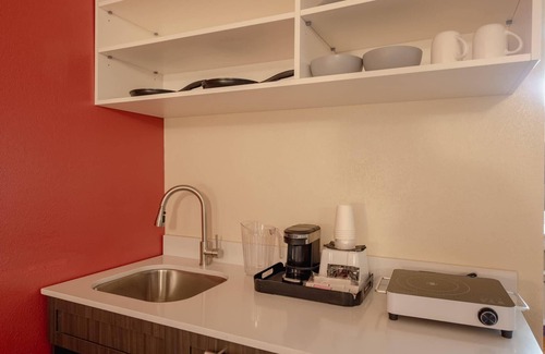 Cortez Hotel | Budget-Friendly Econo Lodge with Pool and Family Amenities