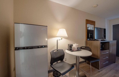 Cortez Hotel | Budget-Friendly Econo Lodge with Pool and Family Amenities
