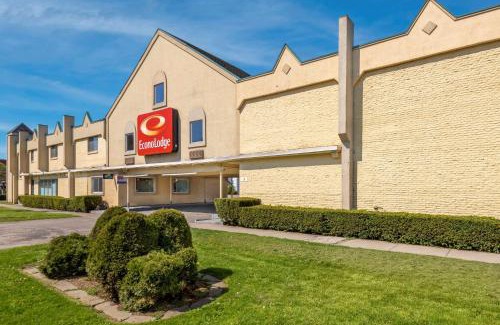 Cortland Cabin | Pet-Friendly Econo Lodge with Family Amenities Awaits You