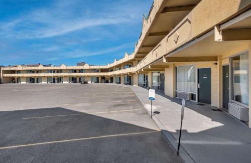 Cortland Cabin | Pet-Friendly Econo Lodge with Family Amenities Awaits You