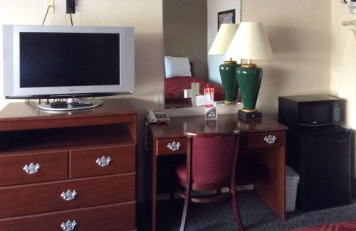 Cortland Cabin | Pet-Friendly Econo Lodge with Family Amenities Awaits You