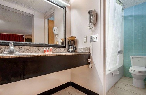 Cortland Hotel | Budget-Friendly Econo Lodge Cortland with Breakfast & Kitchen