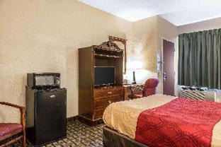 Cranston Cabin | Pet-Friendly Econo Lodge Cranston with Breakfast & Hot Tub