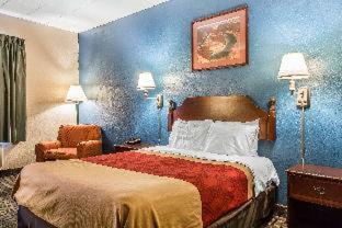 Cranston Cabin | Pet-Friendly Econo Lodge Cranston with Breakfast & Hot Tub