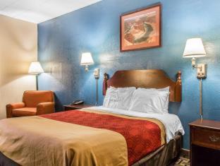 Cranston Cabin | Pet-Friendly Econo Lodge Cranston with Breakfast & Hot Tub