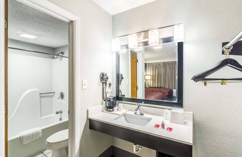 Crestview Hotel | Comfortable Econo Lodge Crestview with Family-Friendly Amenities
