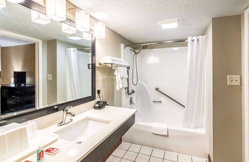 Crestview Hotel | Comfortable Econo Lodge Crestview with Family-Friendly Amenities