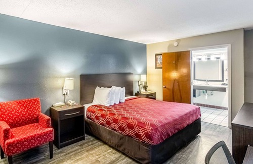 Crestview Hotel | Comfortable Econo Lodge Crestview with Family-Friendly Amenities