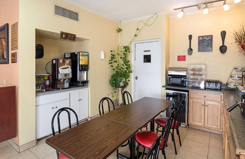 Dalhart Hotel | Comfortable Stay at Econo Lodge Dalhart with Free Breakfast