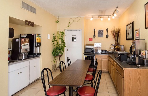Dalhart Hotel | Comfortable Stay at Econo Lodge Dalhart with Free Breakfast