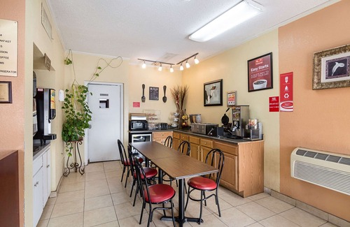 Dalhart Hotel | Comfortable Stay at Econo Lodge Dalhart with Free Breakfast