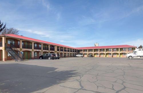 Dalhart Cabin | Budget-Friendly Stay at Econo Lodge Dalhart Hwy 54