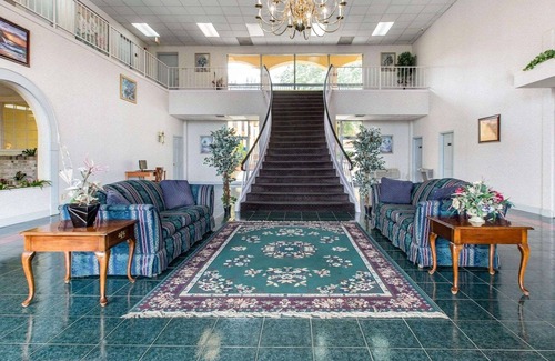 Dalton Hotel | Budget-Friendly Econo Lodge with Pool and Breakfast