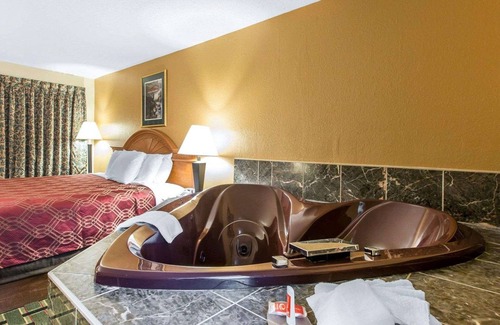 Dalton Hotel | Budget-Friendly Econo Lodge with Pool and Breakfast