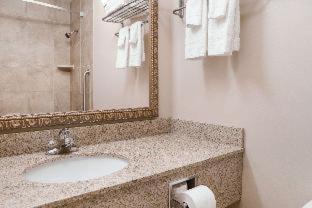 Corfu Cabin | Budget-Friendly Stay at Econo Lodge Darien Lakes