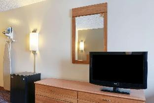 Corfu Cabin | Budget-Friendly Stay at Econo Lodge Darien Lakes