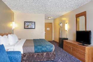 Corfu Cabin | Budget-Friendly Stay at Econo Lodge Darien Lakes