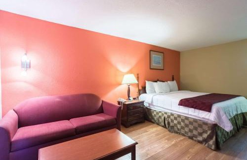 Decatur Cabin | Budget-Friendly Stay at Econo Lodge - Family Friendly Amenities