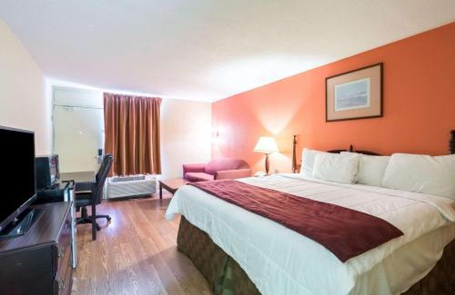 Decatur Cabin | Budget-Friendly Stay at Econo Lodge - Family Friendly Amenities