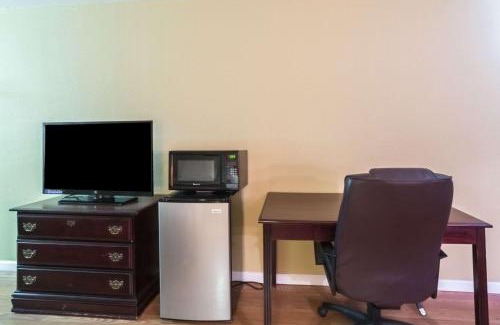 Decatur Cabin | Budget-Friendly Stay at Econo Lodge - Family Friendly Amenities