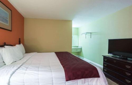 Decatur Cabin | Budget-Friendly Stay at Econo Lodge - Family Friendly Amenities