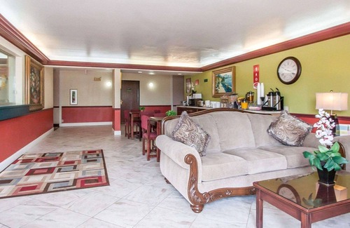 Dexter Hotel | Comfortable Econo Lodge Dexter with Family-Friendly Amenities